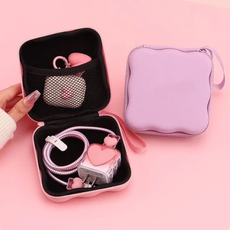 Organisateur de cable rose ouvert avec chargeur et un autre ferme