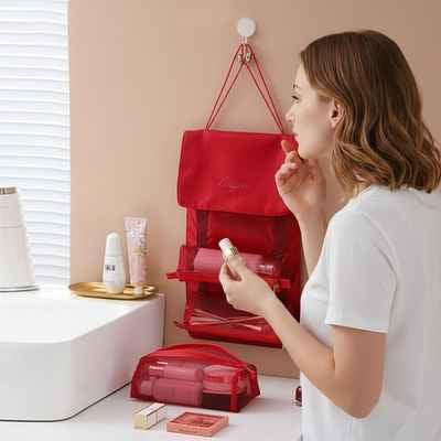 femme a la salle de bain trousses de toilette voyage accrochee au mur