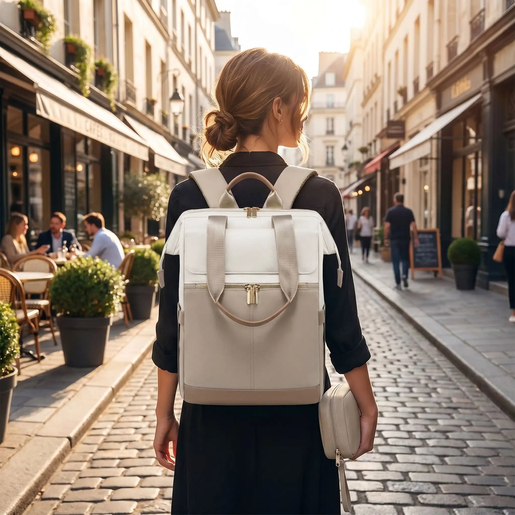 femme avec son sac de voyage à dos large espace de rangement