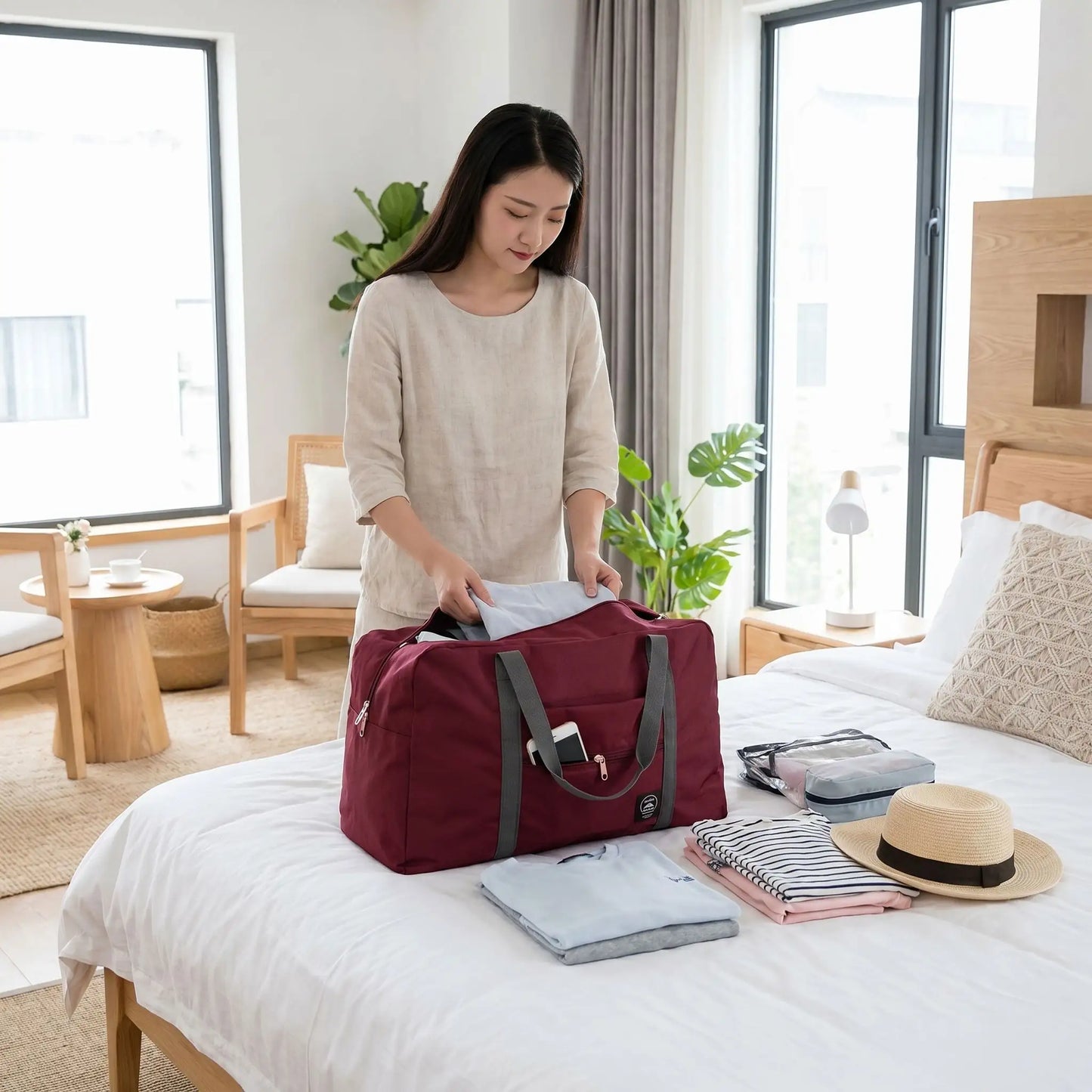 femme dans sa chambre prepare son sac de voyage avec capacite genereuse rouge
