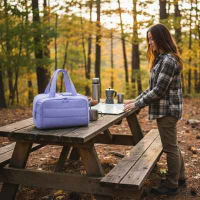 femme en camping avec sa grande trousse de toilette bleue impermeable
