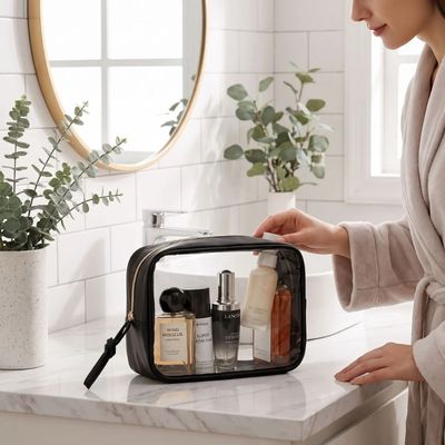 Femme ouvre trousse de toilette femme voyage recupere sa creme