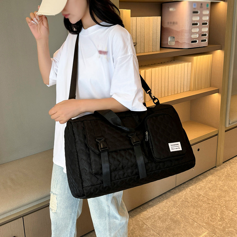 femme porte sac de voyage noir sur epaule ou poignee
