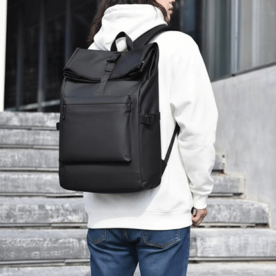 femme porte son sac a dos pour voyage noir avec fermeture frontale zippée