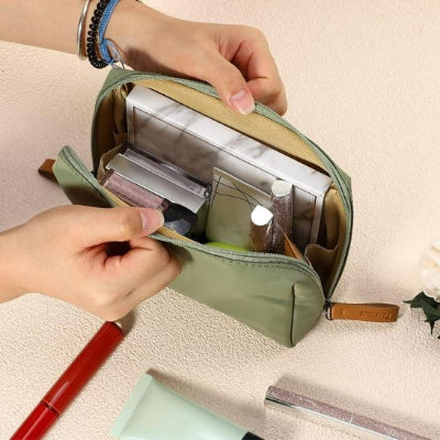 Femme tient trousse de toilette femme montre large capacité rangement