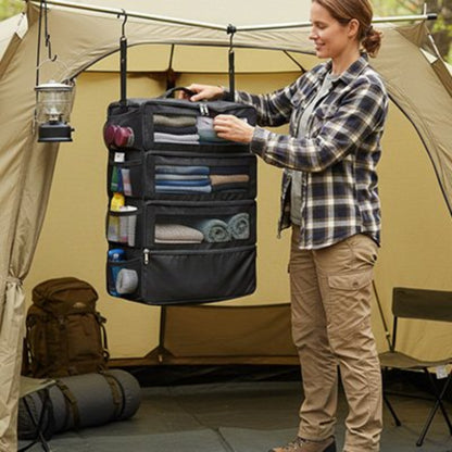 Femme utilise organisateur de valise accroché dans camping