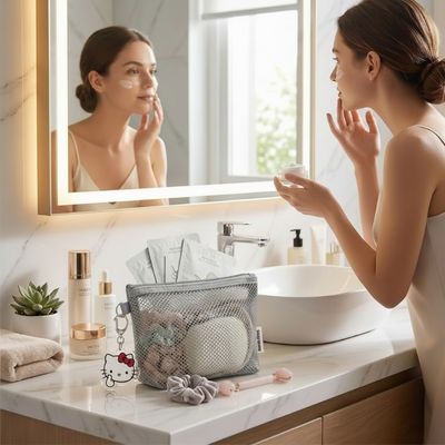 Femme utilise trousse toilette femme pose a la salle de bain