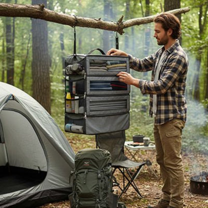 Homme accroche organisateur de valise dans une branche arbre