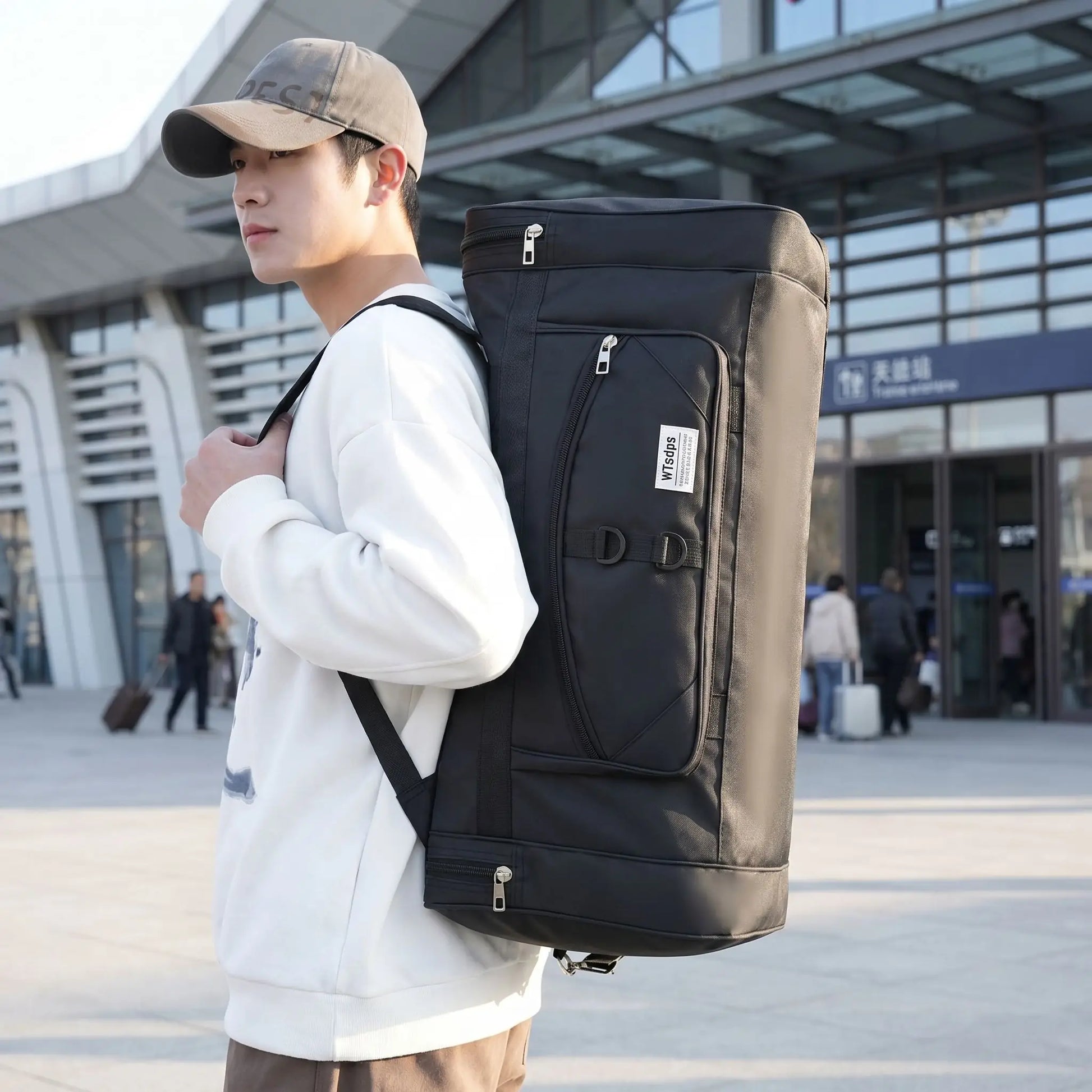 homme avec sacs de voyage solides resistants