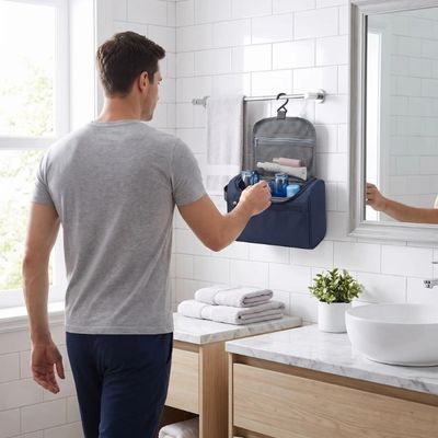 homme dans la salle de bain utilise trousse de toilette pour homme