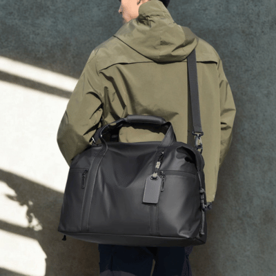 homme porte sur son epaules son sac de voyage homme avec bandouliere ajustable 