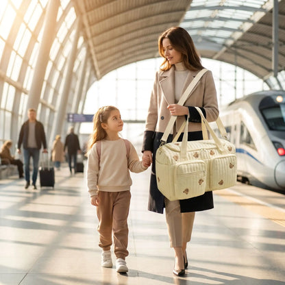 maman et sa fille porte son sac de voyage enfant multi poches