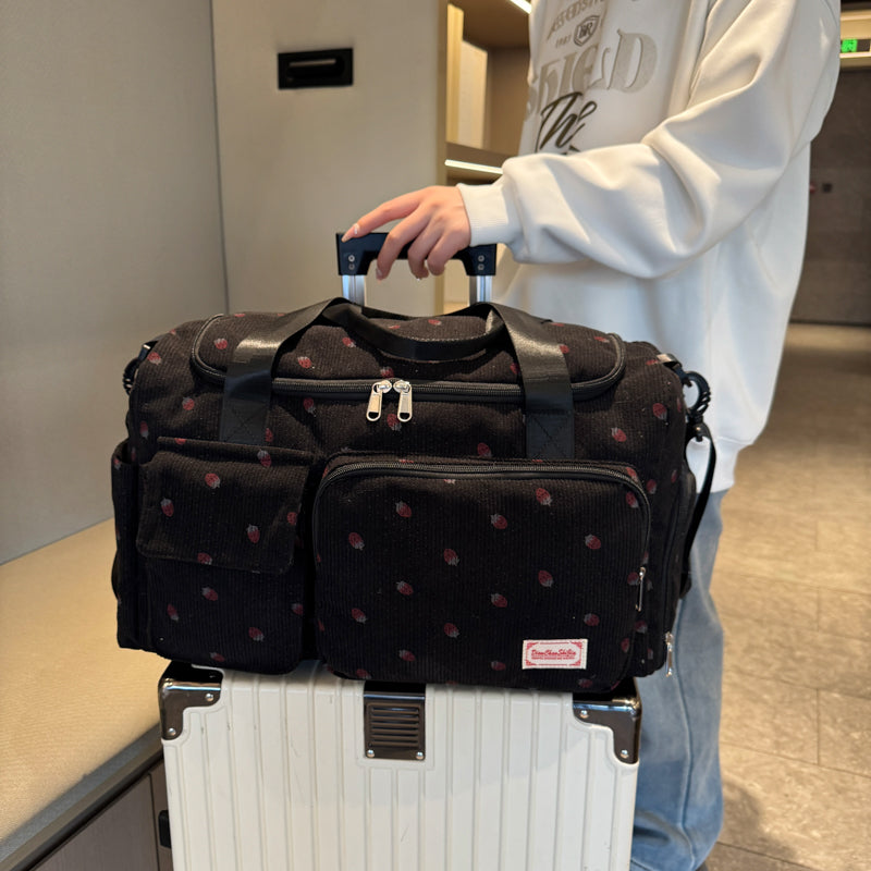 sac de voyage femme accroche au poignee telescopique de la valise