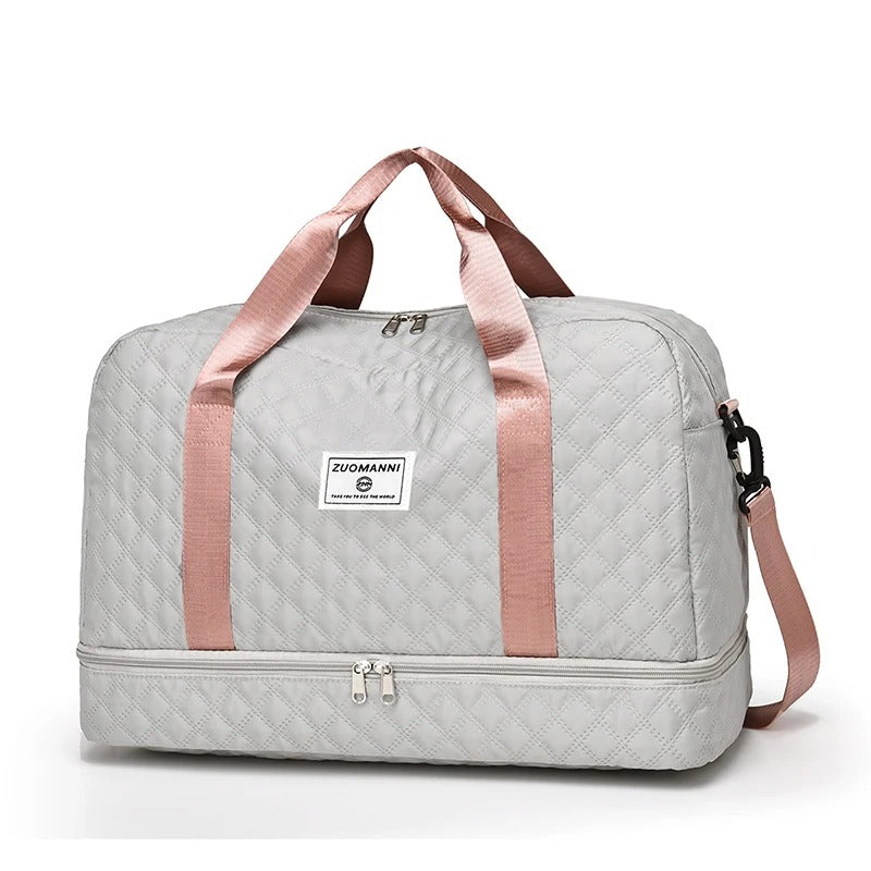 sac de voyage gris avec des  poches strategiques
