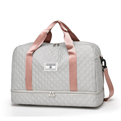 sac de voyage gris avec des  poches strategiques
