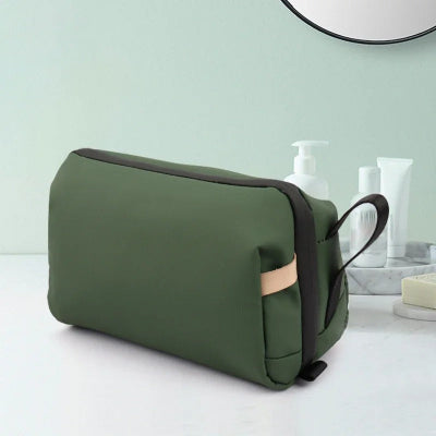 Trousse de toilette de voyage homme verte pose salle de bain