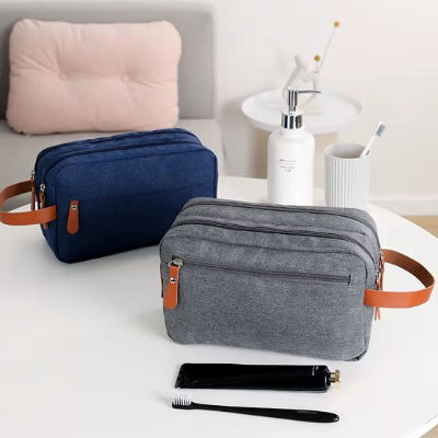 trousse de toilette de voyage pour homme posée sur meuble
