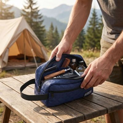 trousse de toilette homme voyage homme dans un camping