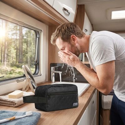 trousse de toilette homme voyage impermeable homme dans un camping car