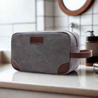 trousse de toilette voyage homme deposee sur meuble salle de bain.